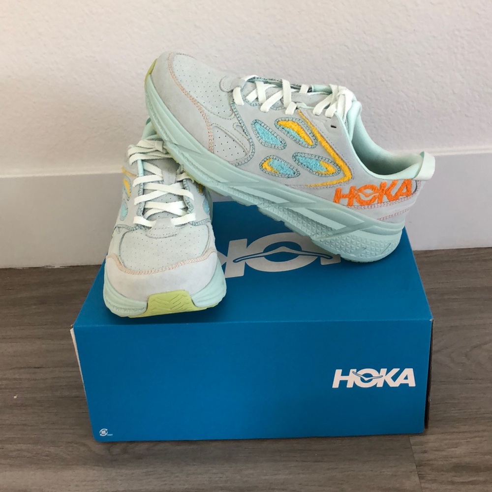 Hoka One One: All Gender Clifton L Embroidery